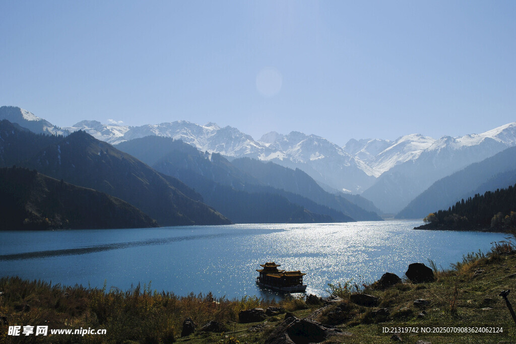 高山湖畔美景