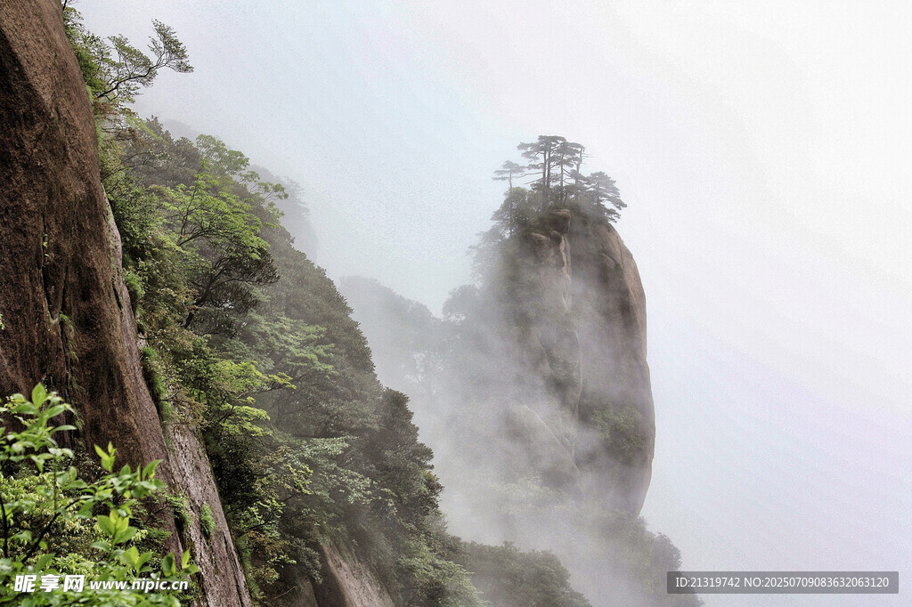 云雾缭绕的险峻山峰
