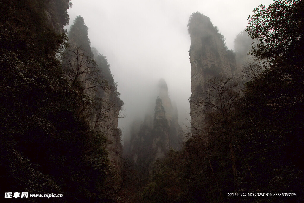 云雾缭绕的险峻山峰
