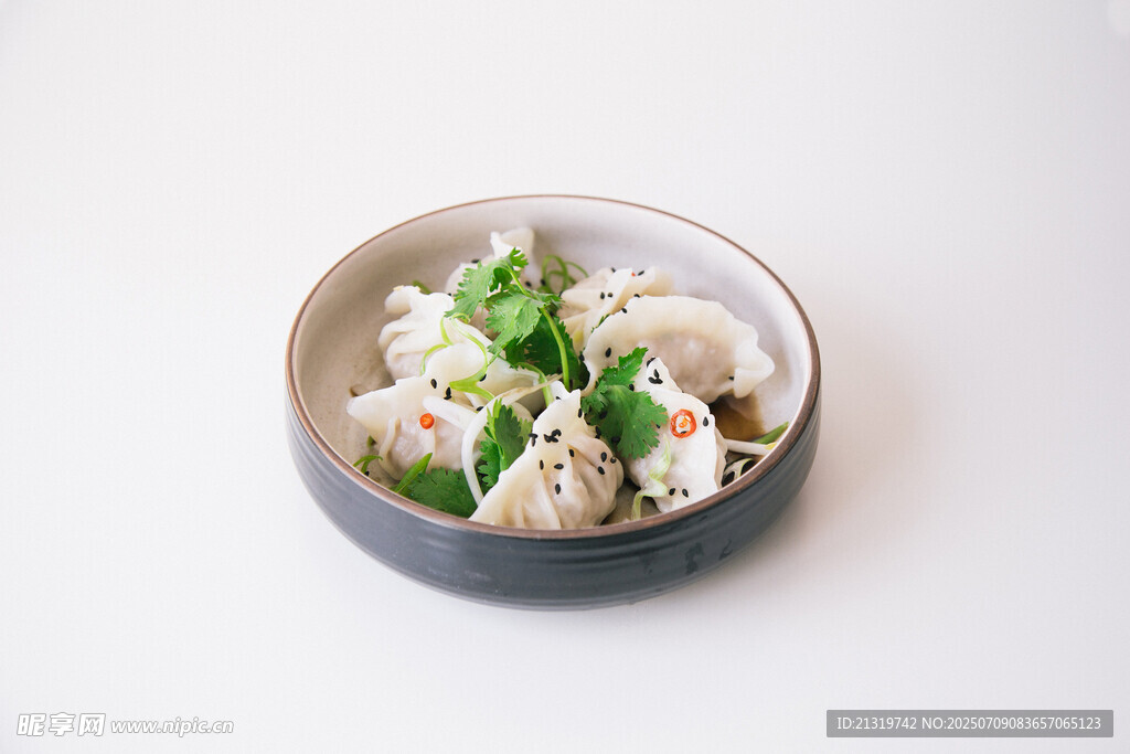 一碗美味饺子配翠绿香菜