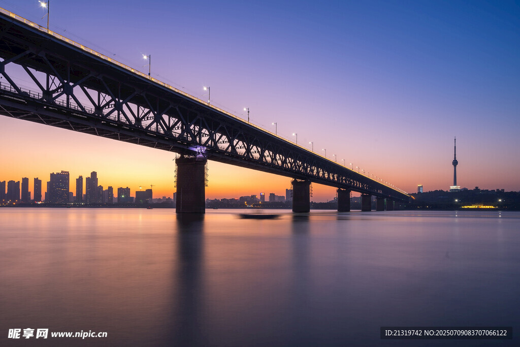 黄昏下的城市桥梁美景