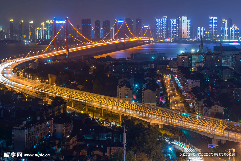城市夜景中的璀璨高架桥