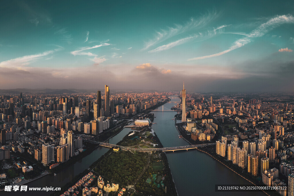 城市天际线与河流景观