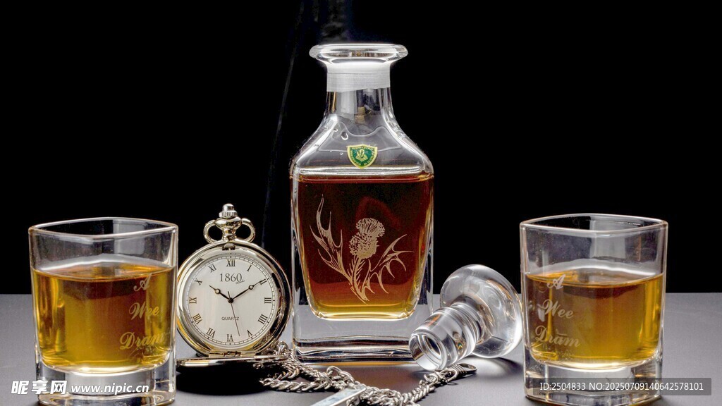 复古酒具与怀表组合