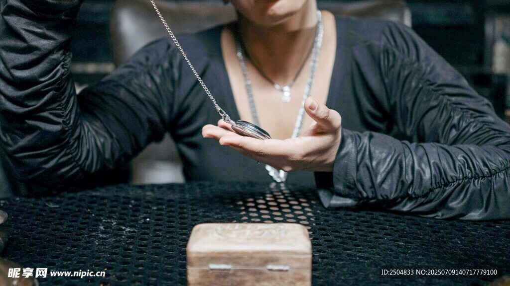 男子专注操控桌上机械装置