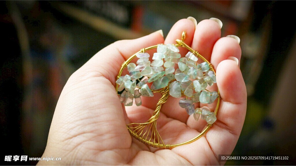 手捧精美多彩宝石饰品