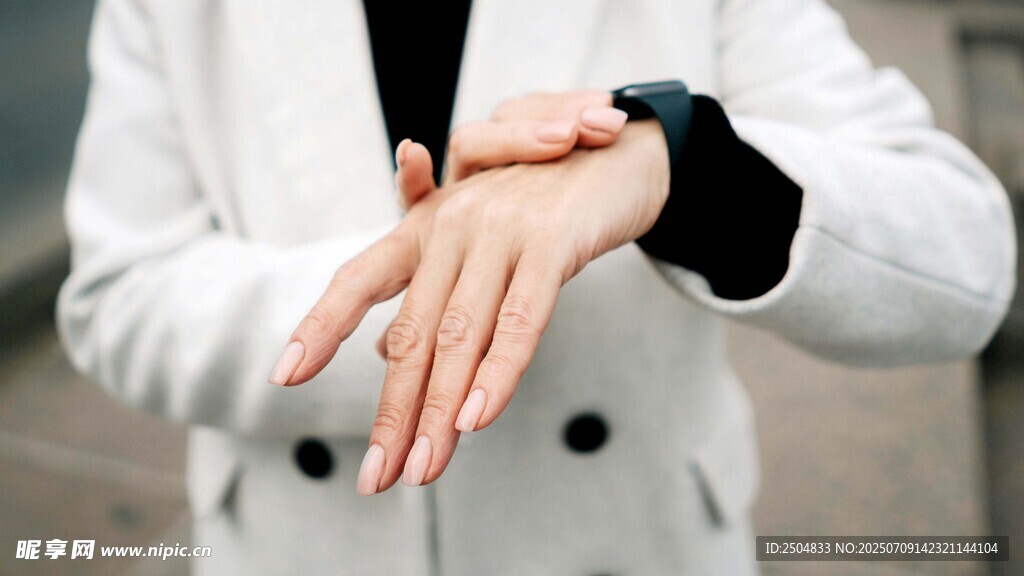 女士展示手腕佩戴的手表