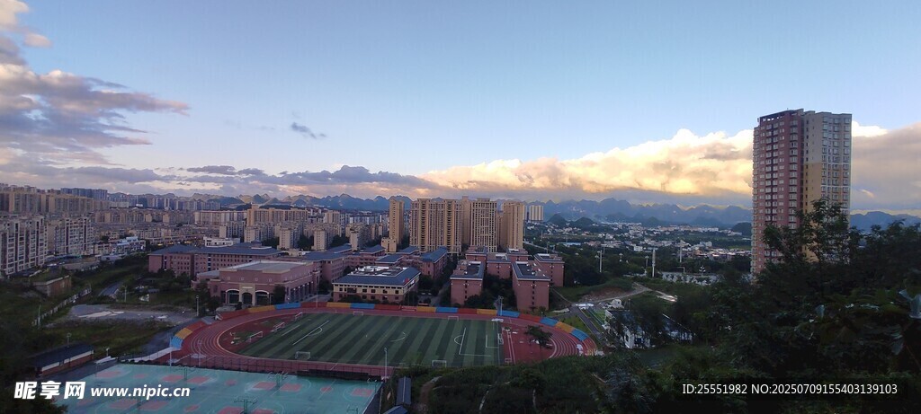 城市黄昏下的运动场景观