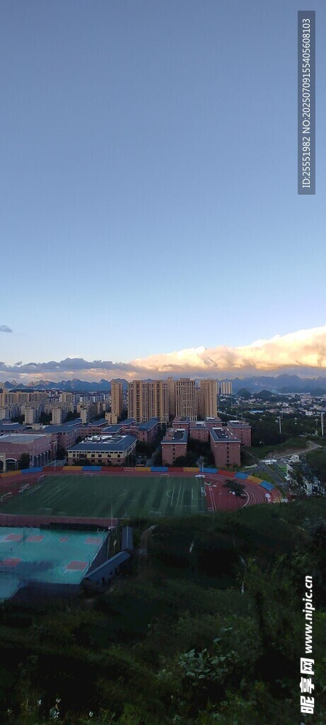 湖畔城市风光美景
