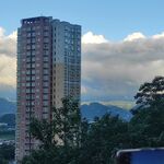城市高楼与远山蓝天