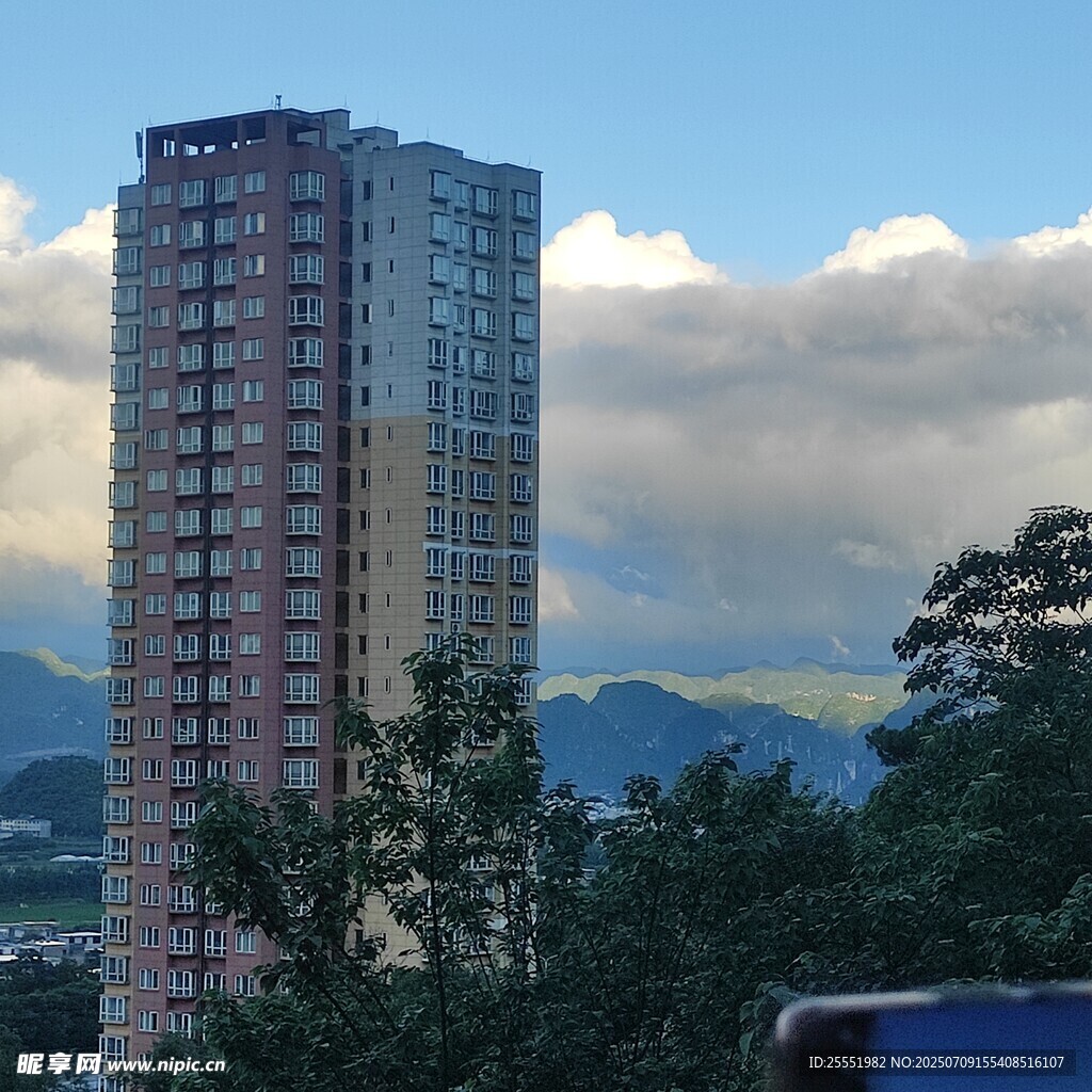 城市高楼与远山蓝天