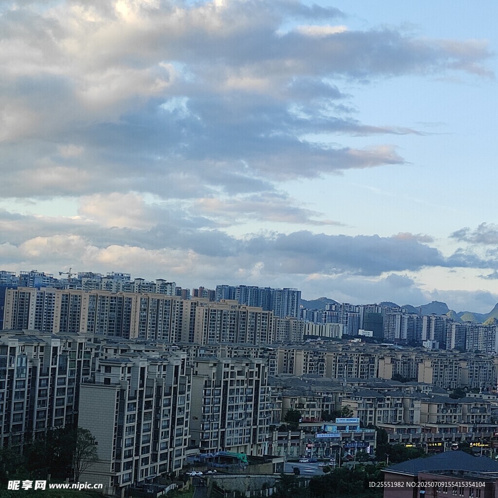 城市天际线与云端美景