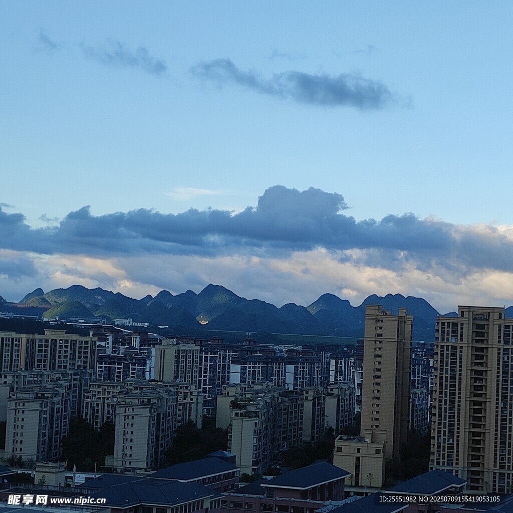 城市远景与天边山峦美景