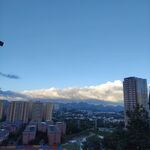 城市天际线与远方云层