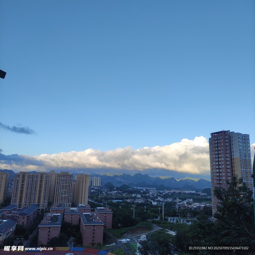 城市天际线与远方云层