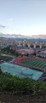 俯瞰校园操场与建筑景观
