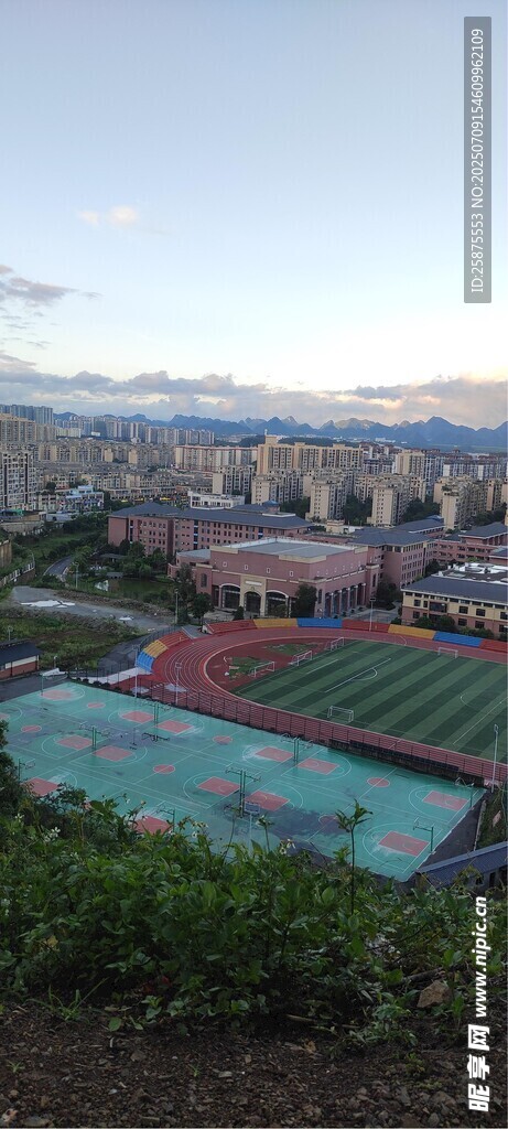 俯瞰校园操场与建筑景观
