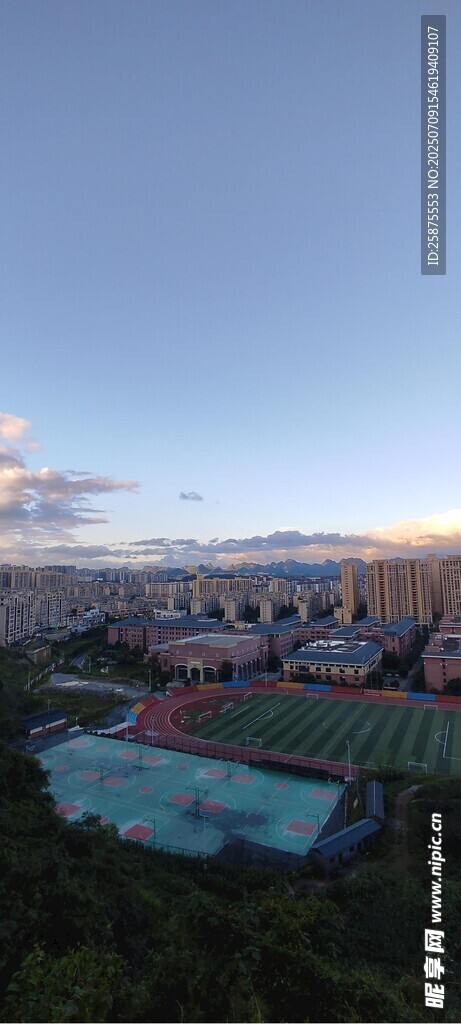 草原上多彩的蒙古包景观
