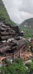 传统木质吊脚楼依山而建