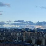 城市天际线与远处山峦