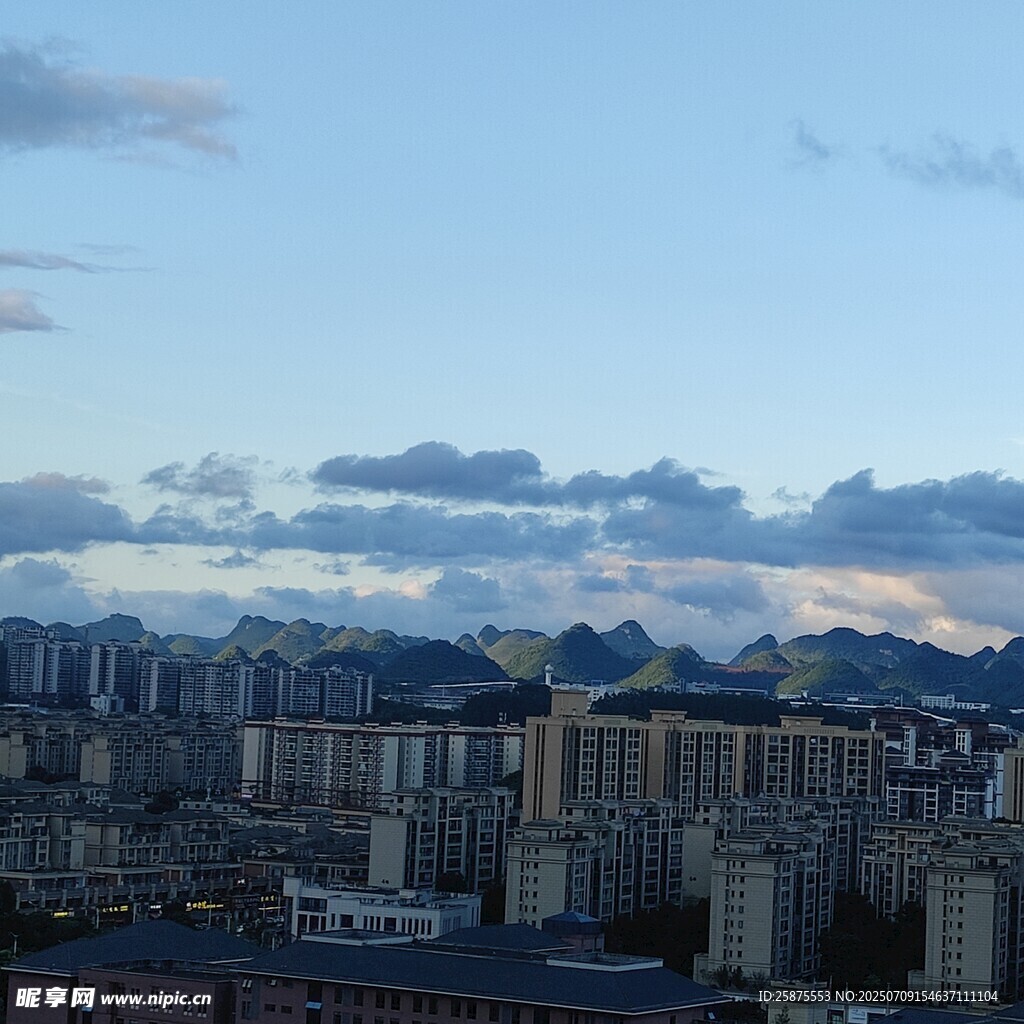 城市天际线与远处山峦