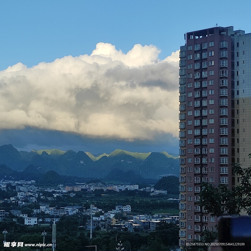 城市高楼与远山白云景观