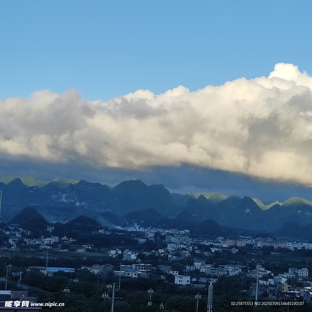 山间城镇上的壮丽云层