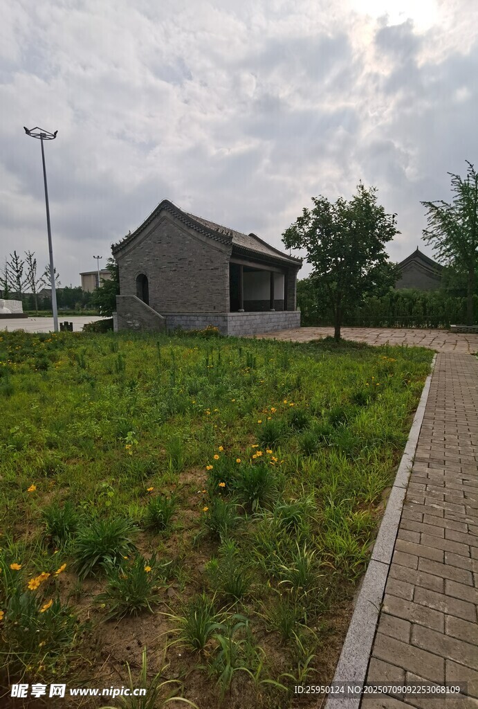 田野旁的小屋