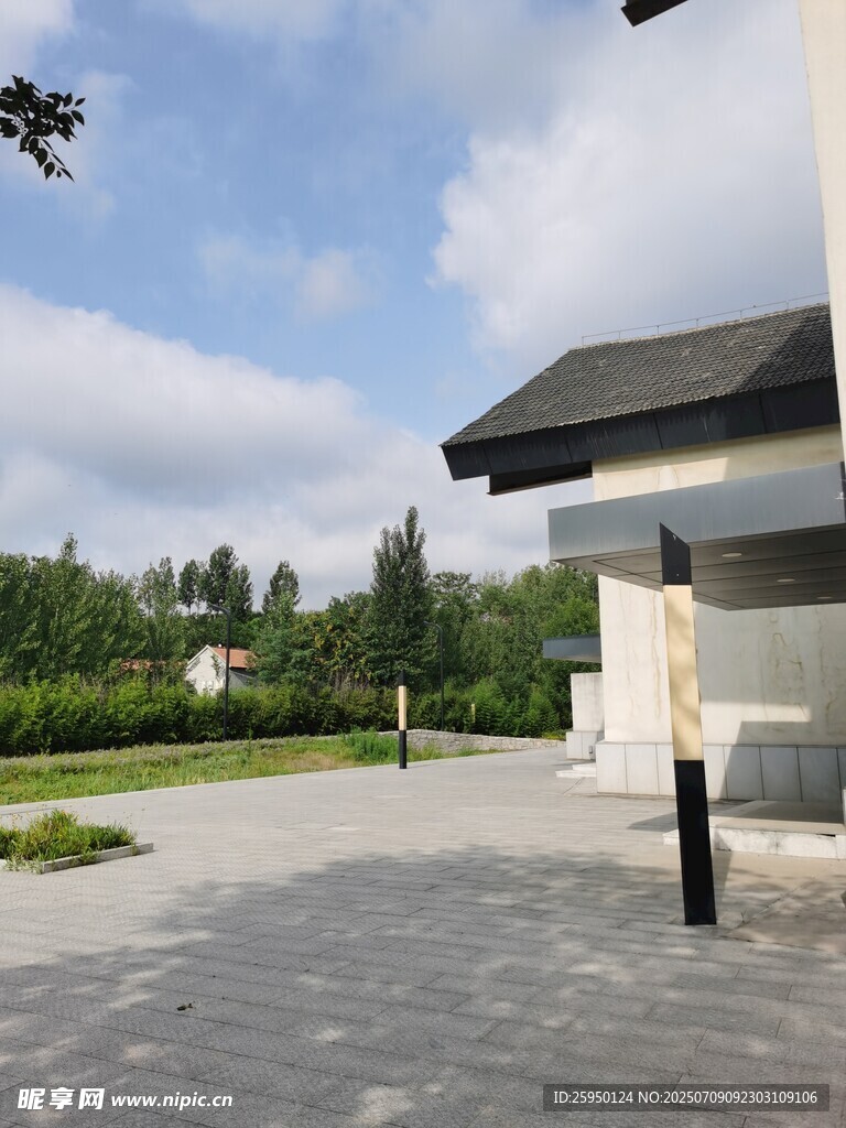 现代建筑旁的开阔户外景致