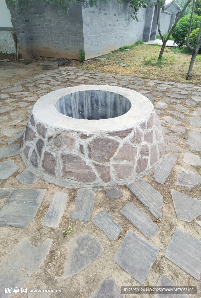 石砌圆形古井
