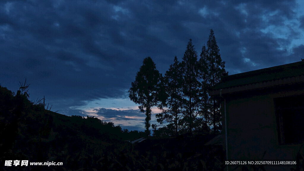 夜幕下的山林与屋舍