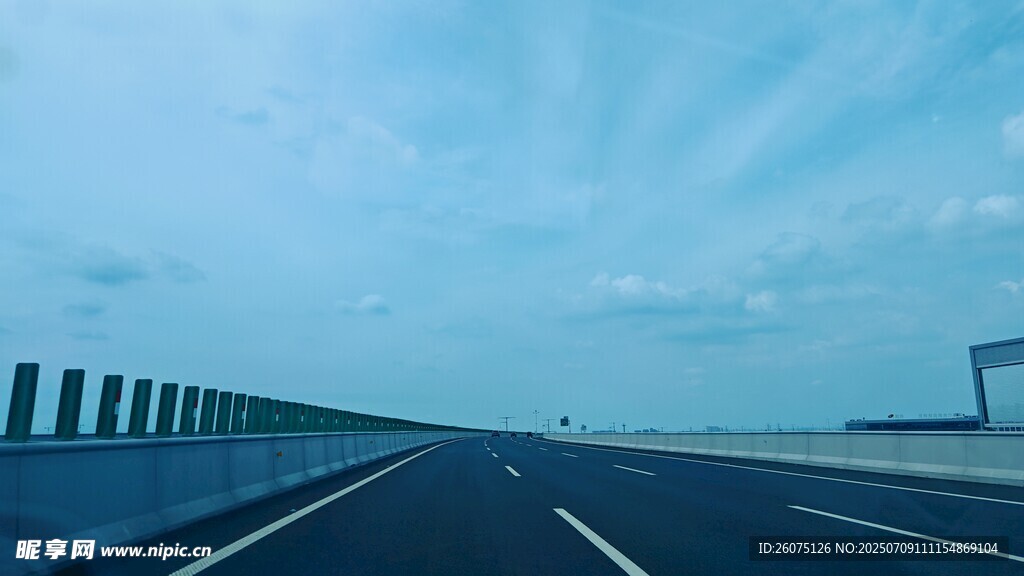 宽阔公路伸向远方