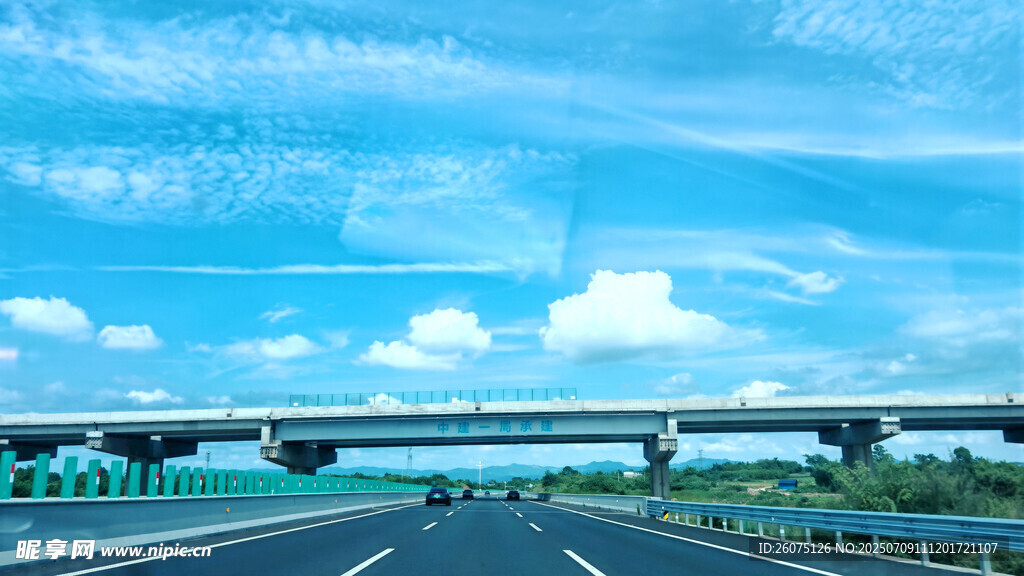 蓝天下的城市高架桥风景
