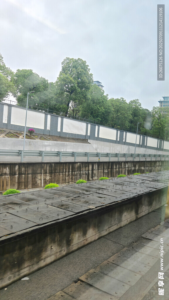 户外长形石质平台景观
