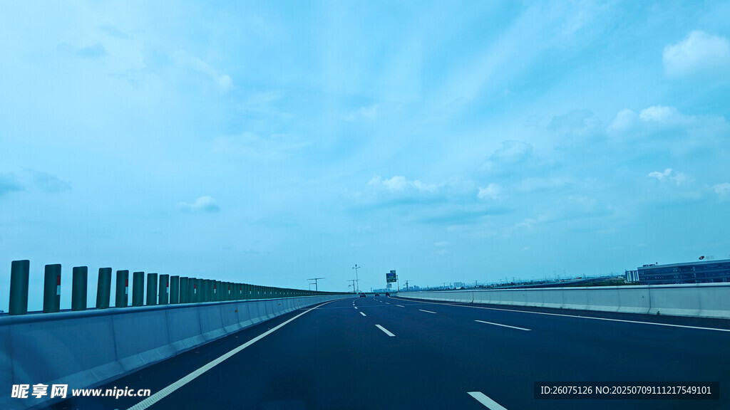 宽阔公路伸向远方