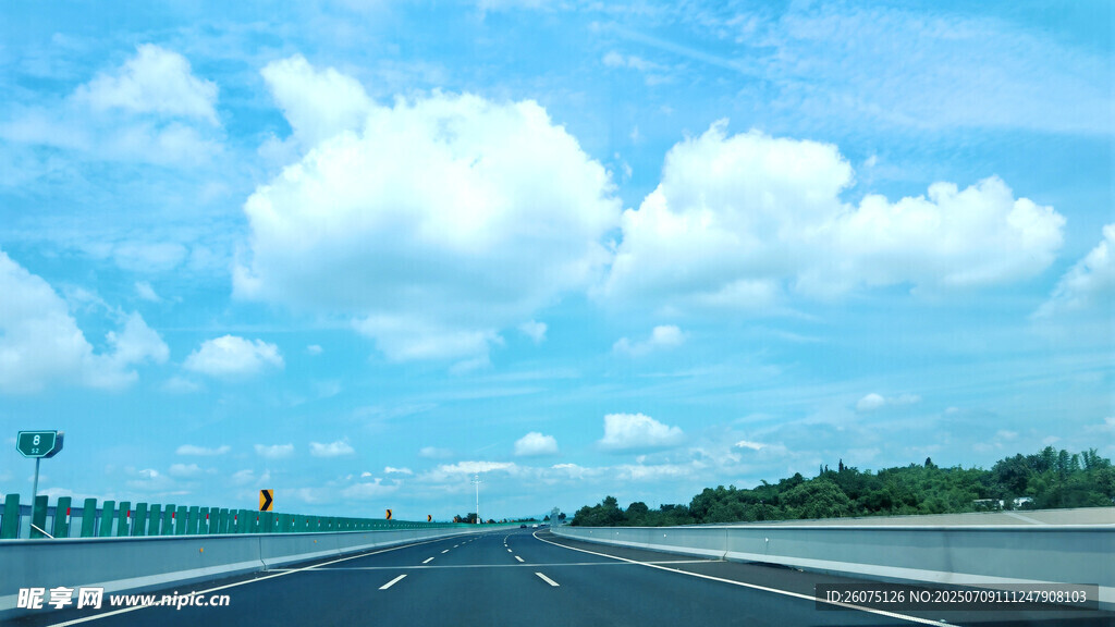 宽阔公路蓝天白云美景