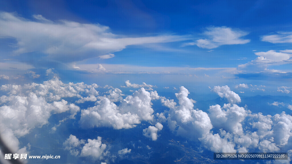 高空俯瞰的壮丽云海景观