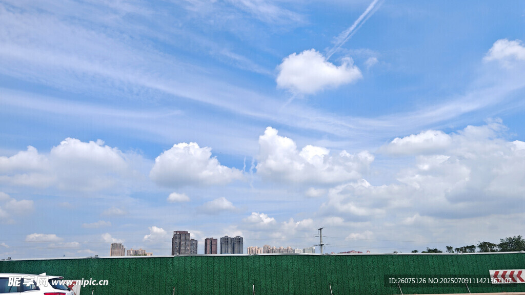 蓝天白云下的城市远景