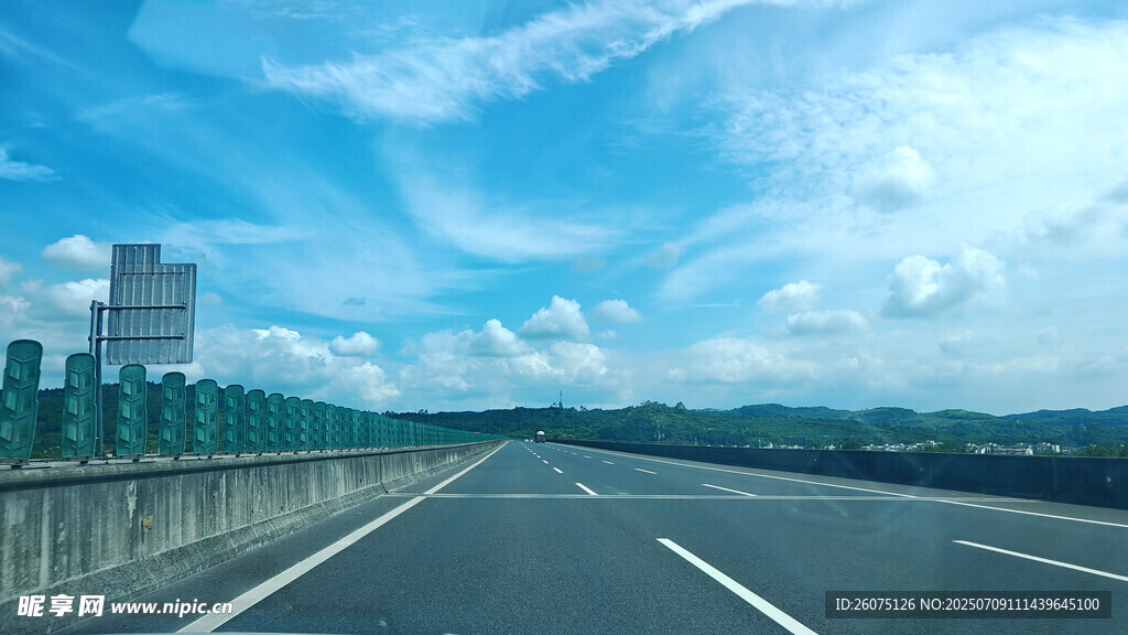 宽阔公路伸向远方