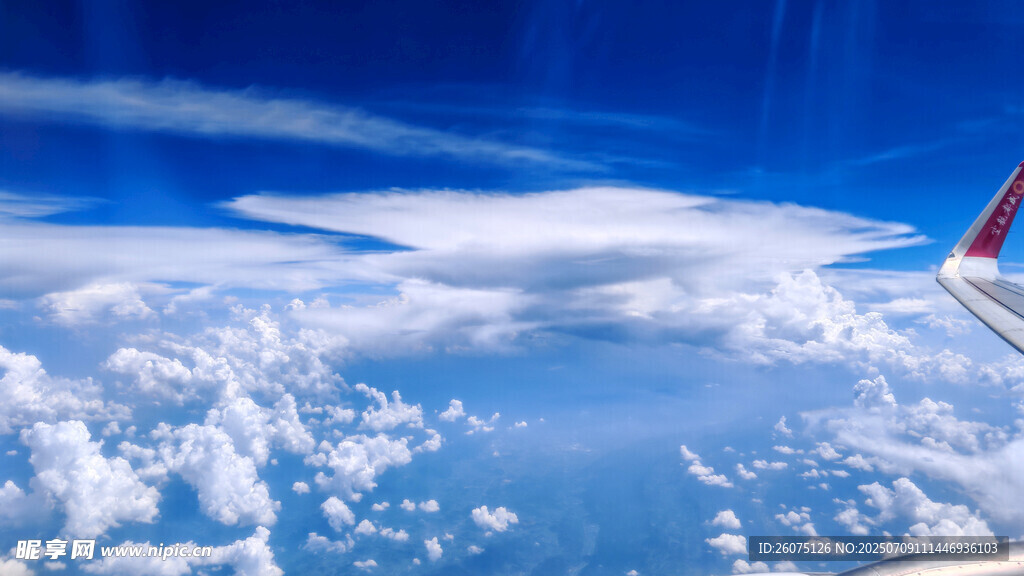 高空俯瞰云海与飞机