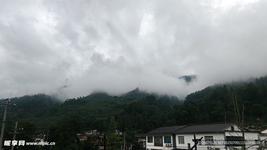 山间云雾缭绕的景致