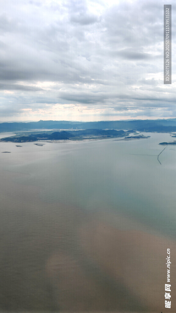 广阔水域与多云天空景观
