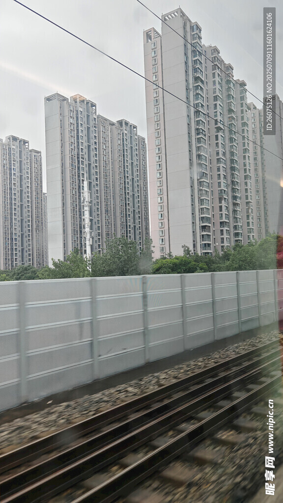 铁轨旁的高楼建筑群