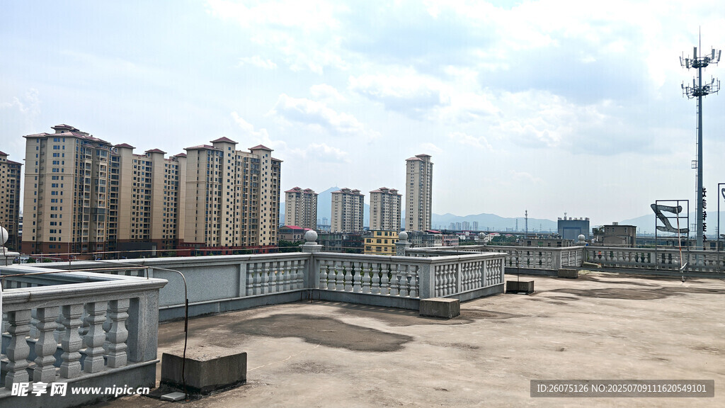 城市高楼与开阔平台景观