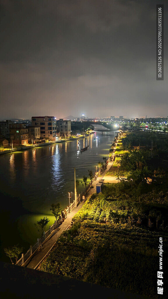 城市河畔璀璨夜景