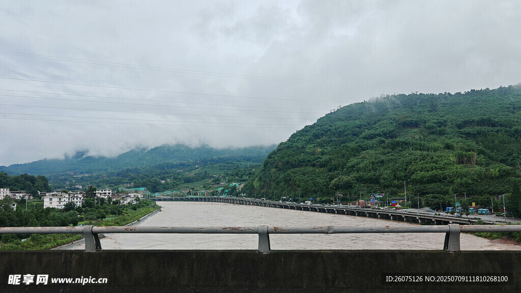 从桥上看山河风景