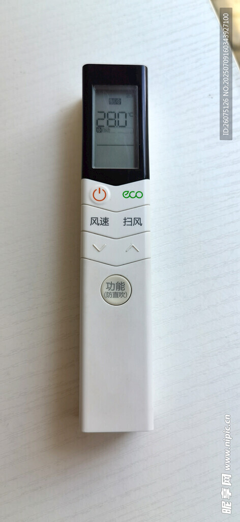 白色空调遥控器特写