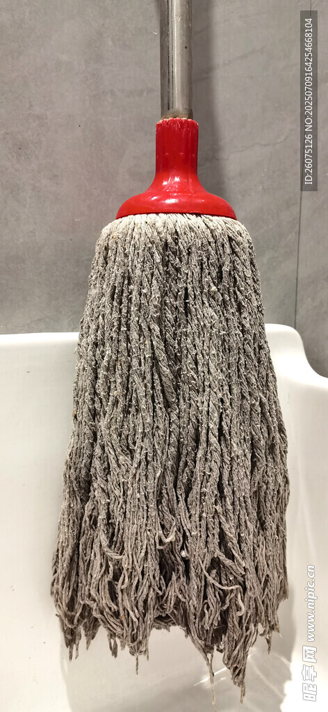 红色手柄的灰色拖把头