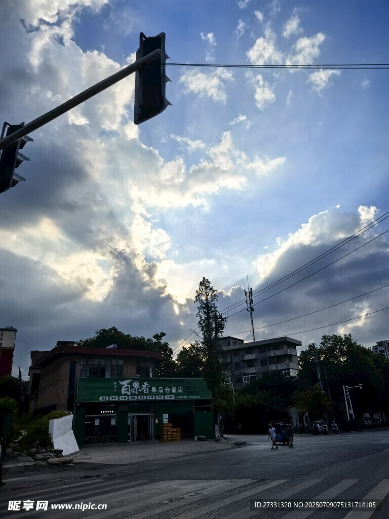 城市路口的交通灯与天空