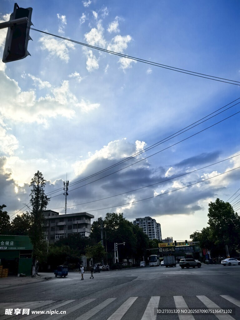 城市路口蓝天白云景象